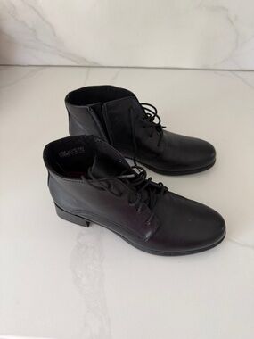 MUNRO 
Antonia Water Resistant Bootie